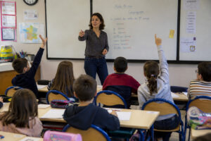 Annonceur préparant une campagne pour communiquer auprès des enseignants