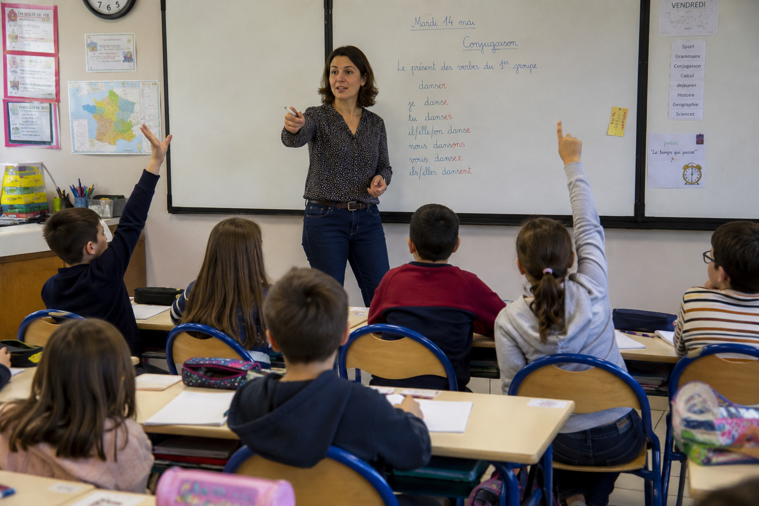 Annonceur préparant une campagne pour communiquer auprès des enseignants